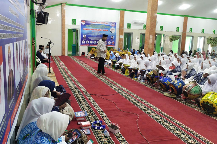 Alasan itulah yang membuat Ketua Umum Pengurus Besar Persaudaraan Indonesia Berdzikir (PB-PIB) yang juga merupakan Dewan Pembina Pusat Wanita Sholawat Indonesia (DPP Washotia), Buya H Muhammad J Wartabone memimpin doa untuk mengatasi kekeringan sebagai dampak El Nino.