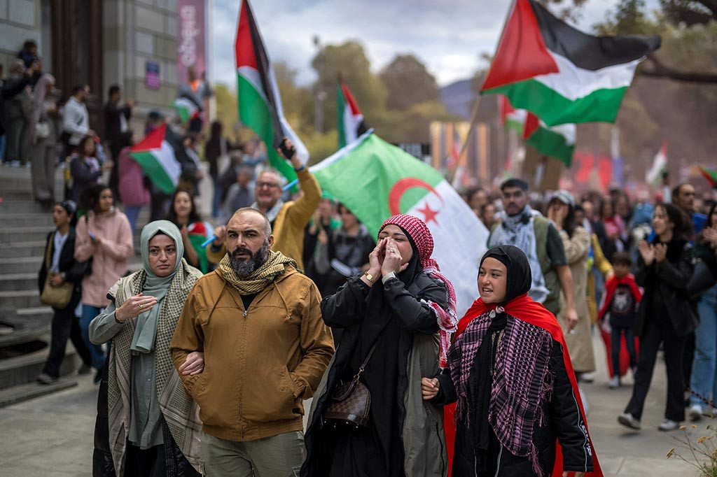 Polisi dan penyelenggara mengatakan sekitar 6.000 orang hadir, lapor lembaga penyiaran nasional RTS. Surat kabar Tribune de Geneve memberikan angka yang sama.
