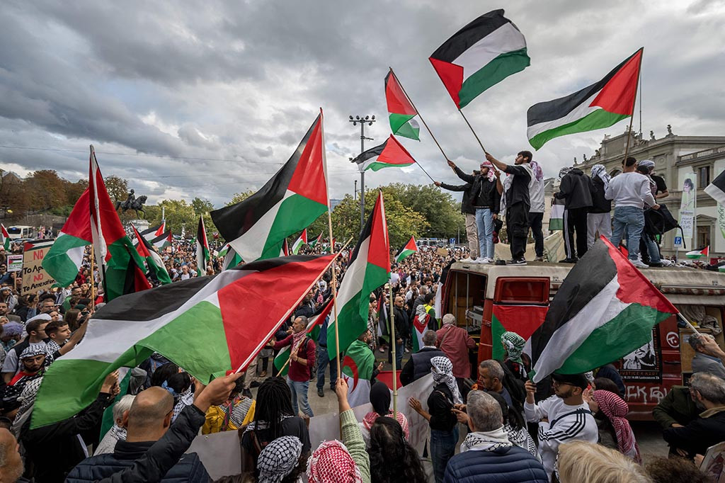 Beberapa ribu orang berdemonstrasi dalam unjuk rasa pro-Palestina di Jenewa pada hari Sabtu, 14 Oktober 2023 ketika Israel menyiapkan pasukan untuk invasi ke Jalur Gaza.