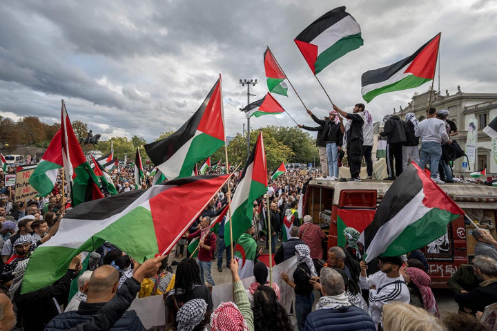 Beberapa ribu orang berdemonstrasi dalam unjuk rasa pro-Palestina di Jenewa pada hari Sabtu, 14 Oktober 2023 ketika Israel menyiapkan pasukan untuk invasi ke Jalur Gaza.