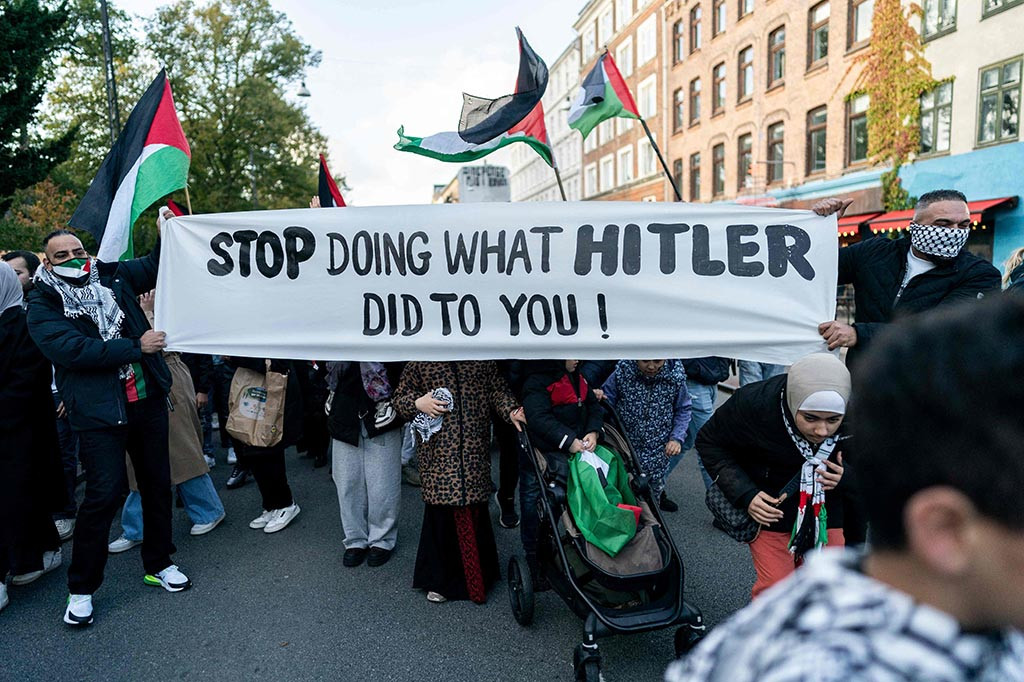 Unjuk rasa tersebut, salah satu dari beberapa demonstrasi yang direncanakan di Denmark, berlangsung di bawah pengawasan ketat polisi.