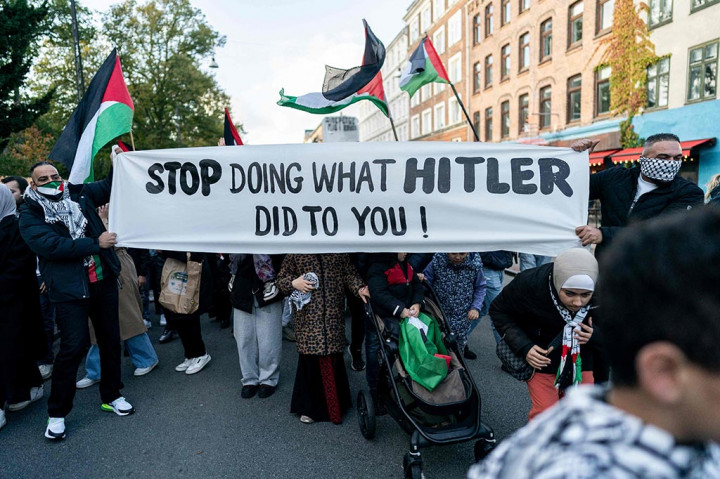 Unjuk rasa tersebut, salah satu dari beberapa demonstrasi yang direncanakan di Denmark, berlangsung di bawah pengawasan ketat polisi.