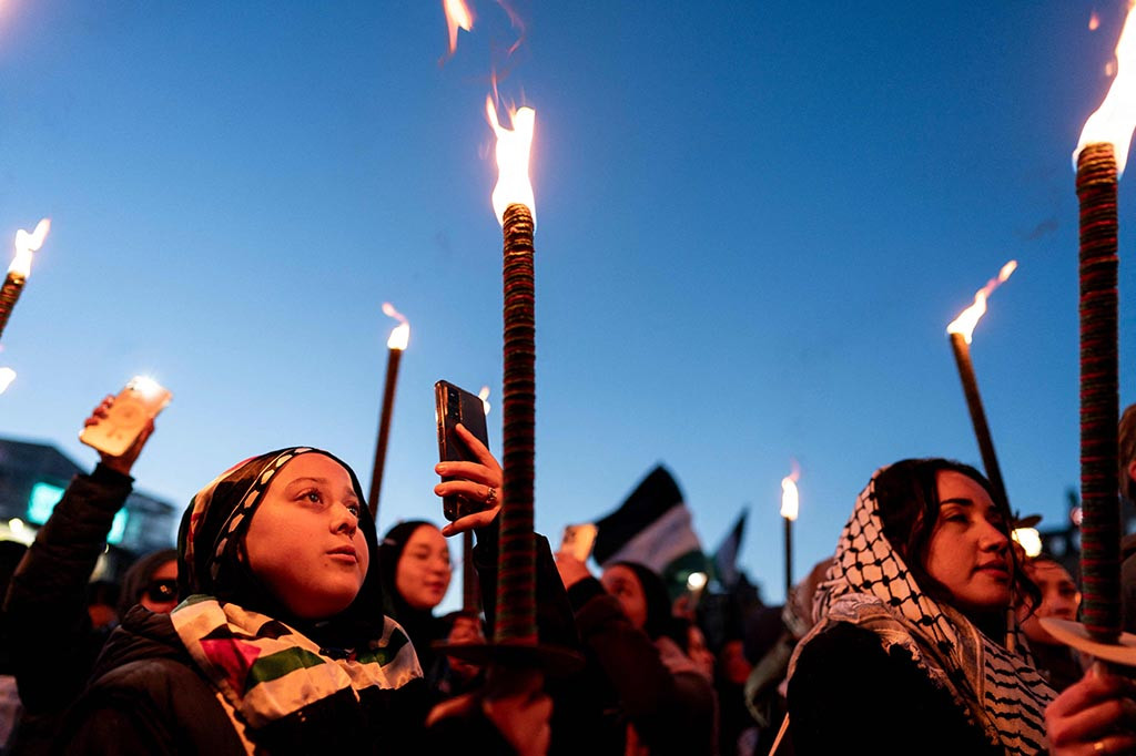 Spanduk lainnya bertuliskan 'Hidup Palestina' atau mengecam Amerika Serikat dan Perdana Menteri Israel Benjamin Netanyahu.