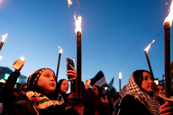 Spanduk lainnya bertuliskan 'Hidup Palestina' atau mengecam Amerika Serikat dan Perdana Menteri Israel Benjamin Netanyahu.