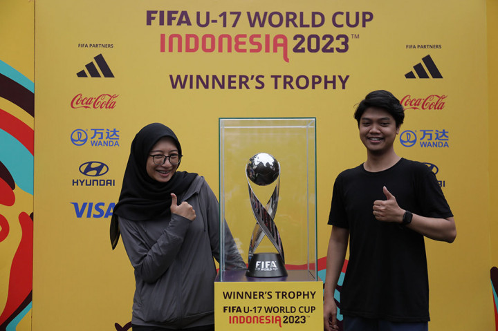 Pada pameran tersebut masyarakat diberikan kesempatan merasakan momen berharga mendekati trofi Piala Dunia U-17 sekaligus berswafoto dengannya.