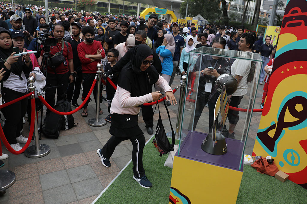 Trofi Piala Dunia U-17 dipamerkan di kawasan Bundaran Hotel Indonesia (HI), Jakarta, Minggu, 15 Oktober 2023 guna menarik minat masyarakat untuk ikut serta mendukung ajang turnamen sepak bola usia muda yang bergengsi tersebut.