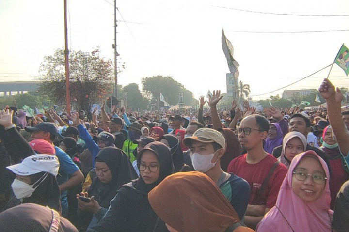 Bakal Calon Presiden Muhaimin Iskandar keluar menyapa massa terlebih dulu. Dia naik jembatan melintang di atas Jalan Pahlawan yang sengaja dibuat agar bisa dilihat semua peserta Mlaku Bareng Amin.