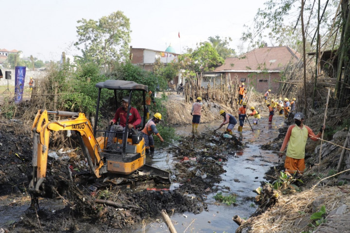 Saat hari masih pagi, Penjabat Wali Kota Malang Wahyu Hidayat bersama warga membersihkan sampah dan sedimentasi di sungai. Mereka gotong royong mewujudkan lingkungan yang bersih dan sehat. Para komunitas peduli lingkungan turut ambil bagian.