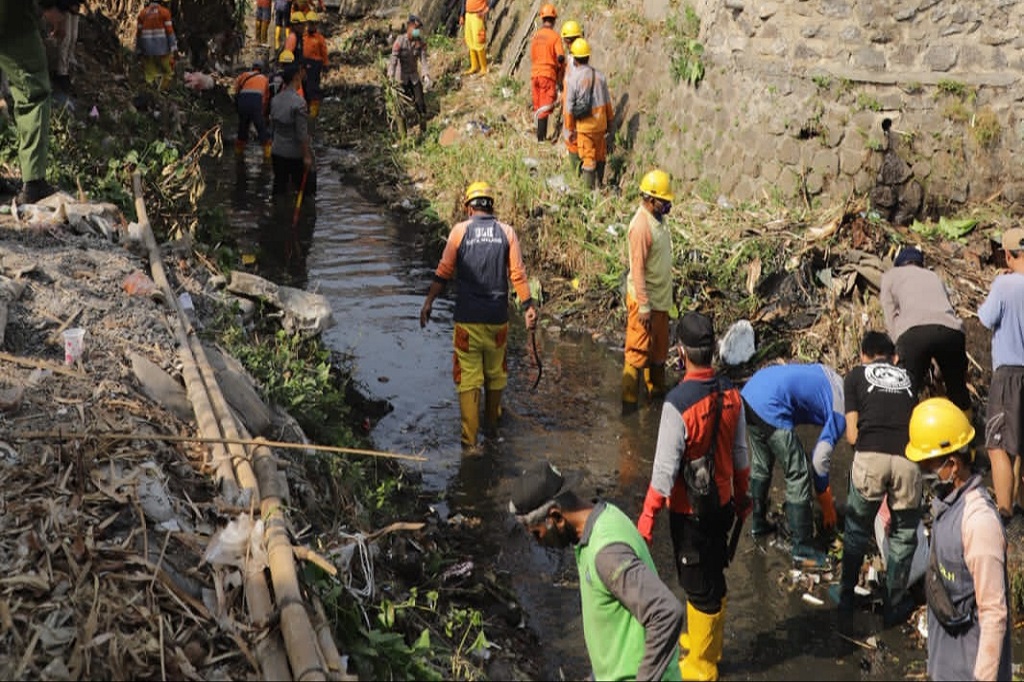 Pemerintah Kota Malang, Jawa Timur, menggelorakan kerja bakti bersih-bersih mudun (turun) kali. Upaya bersama warga itu untuk mengantisipasi bencana hidrometeorologi saat musim hujan nanti.