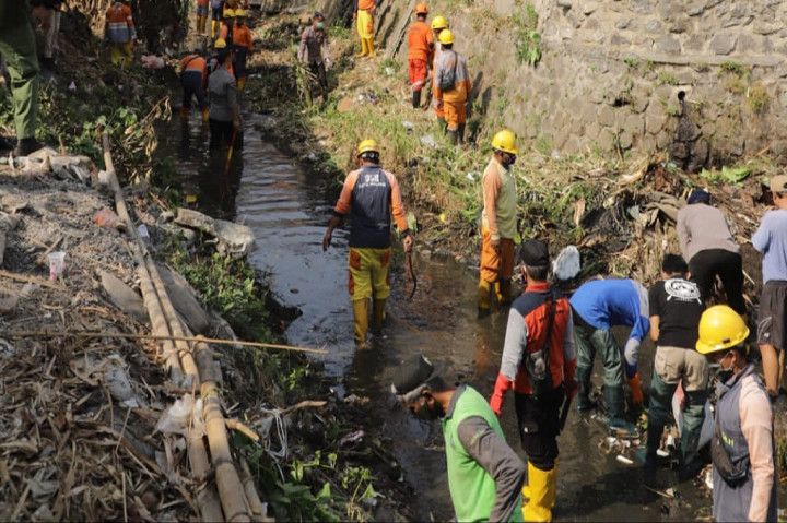 Pemerintah Kota Malang, Jawa Timur, menggelorakan kerja bakti bersih-bersih mudun (turun) kali. Upaya bersama warga itu untuk mengantisipasi bencana hidrometeorologi saat musim hujan nanti.