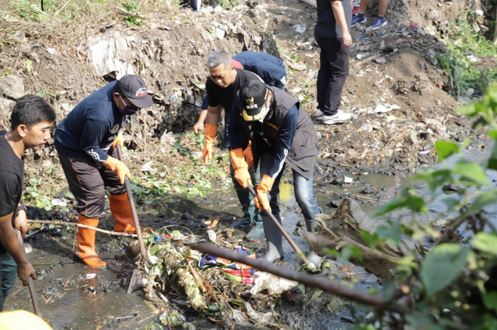 Saking banyaknya sampah dan sedimen, alat berat pun didatangkan ke lokasi. Karena itu, Wahyu mengimbau masyarakat jangan membuang sampah secara sembarangan di sungai.