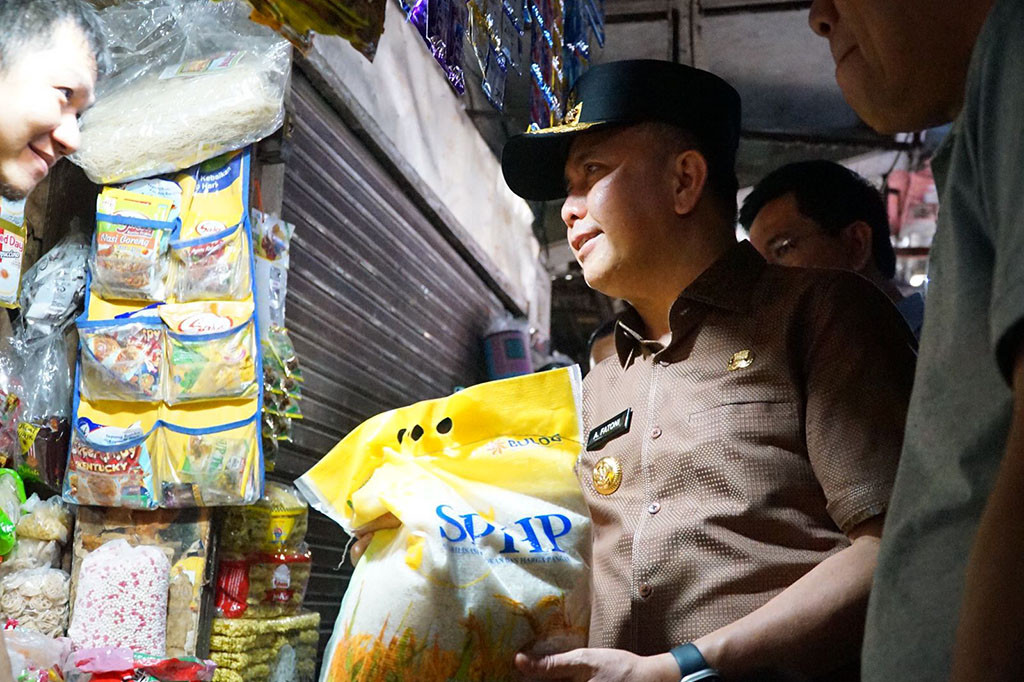 Harga beras masih menjadi masalah besar saat ini. Di hampir semua pasar tradisional yang ada di Kota Palembang, Sumatra Selatan, harga beras masih bertahan tinggi, yakni Rp12.000 per kilogram untuk beras medium dan Rp14.500 per kilogram untuk beras premium.