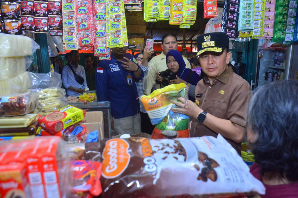 Di dua pasar itu, Agus mengakui bahwa harga beras masih menjadi pekerjaan rumah besar bagi pemerintah karena harganya yang cukup tinggi.