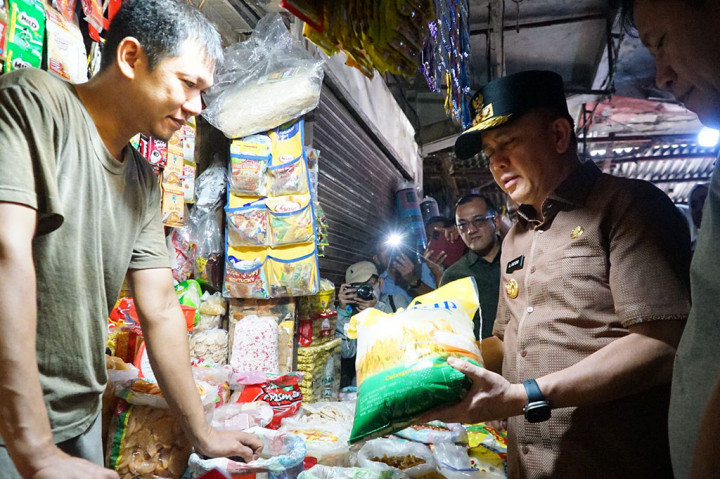 Penjabat Gubernur Sumsel, Agus Fatoni mengecek harga sejumlah pangan di dua pasar yang ada di Kota Palembang, Minggu, 15 Oktober 2023. Yakni pasar KM 5 Palembang dan pasar Lemabang.