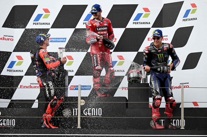 Keajaiban terjadi. Secara dramatis, Bagnaia berhasil melewati Vinales saat melakukan belokan dengan margin sangat tipis di antara keduanya. Namun, Vinales tak mampu membendung dominasi Bagnaia hingga bendera
kotak-kotak dikibarkan.