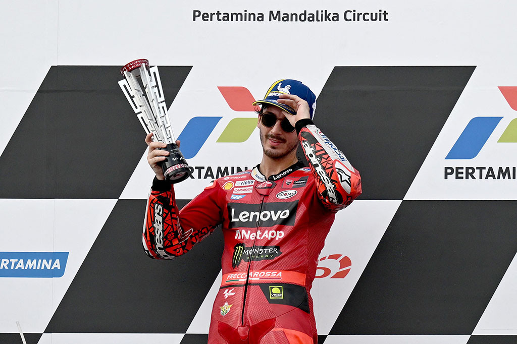 Persaingan sengit berlangsung di antara Vinales, Bagnaia, dan Quartararo yang saling berkejaran untuk posisi pertama. Dengan 10 lap tersisa, Bagnaia masih berusaha untuk mengejar Vinales.