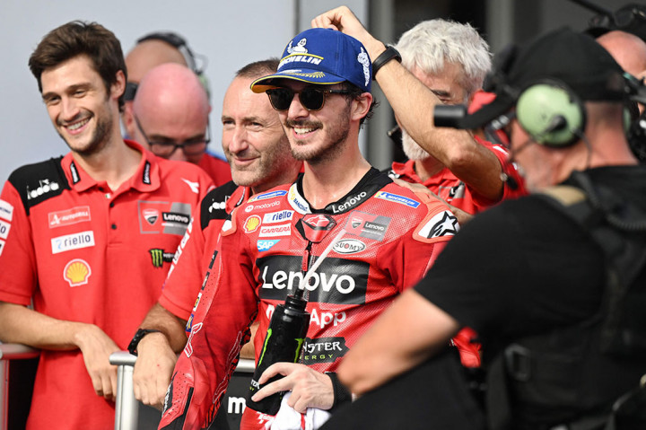 Memulai dari P13, Bagnaia terlihat langsung berakselerasi dan membuktikan kemampuannya sebagai sang juara bertahan. Ia melaju pesat, meninggalkan para pembalap di belakangnya.