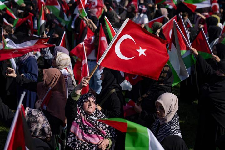 “Inilah yang dilakukan Israel dan kami memprotesnya,” tambahnya pada rapat umum yang diselenggarakan oleh kelompok Islam radikal yang bersekutu dengan partai AKP Islam-konservatif pimpinan Presiden Recep Tayyip Erdogan.