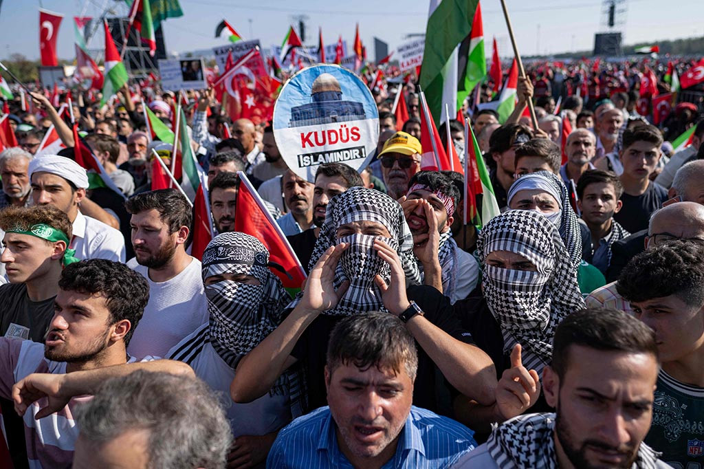 Dua demonstrasi besar-besaran lainnya terjadi pada hari Jumat dan Sabtu di semenanjung bersejarah Istanbul untuk mengecam tanggapan Israel terhadap serangan berdarah gerakan Islam Palestina Hamas terhadap negara Yahudi pada tanggal 7 September, yang paling berdarah yang pernah dilakukan di wilayahnya.