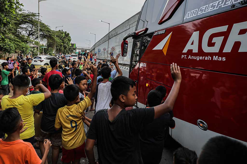 Fenomena klakson telolet bus kembali ramai mewarnai tren otomotif di Indonesia. Tren tersebut kian berkembang dengan lantunan nada yang lebih beragam seperti klakson basuri. 