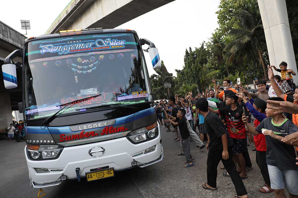 Meskipun kerap membahayakan karena menghalangi jalan, para penggemar bus dengan sengaja menantikan sopir untuk membunyikan klakson basuri, dan mayoritas masih anak kecil.