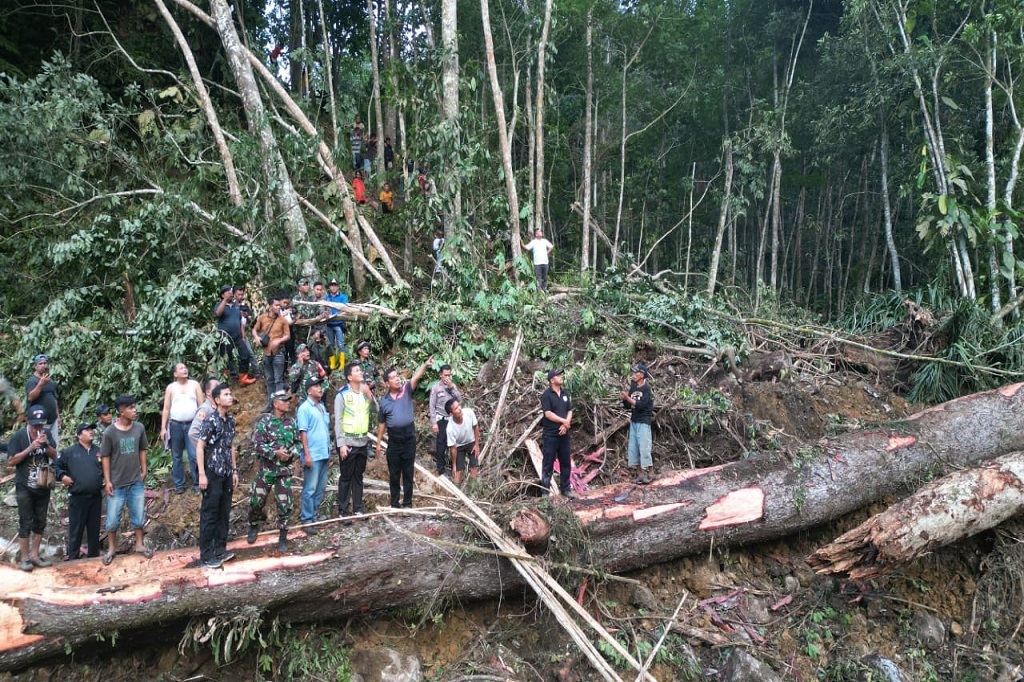 Akibat peristiwa longsor tersebut, dua orang petugas Swadaya Air Masyarakat (SAM) tertimbun longsor. Kedua korban tersebut bernama Jan Rukun Saragih (38) dan Jelmin Saragih (56) warga Durian Banggal.