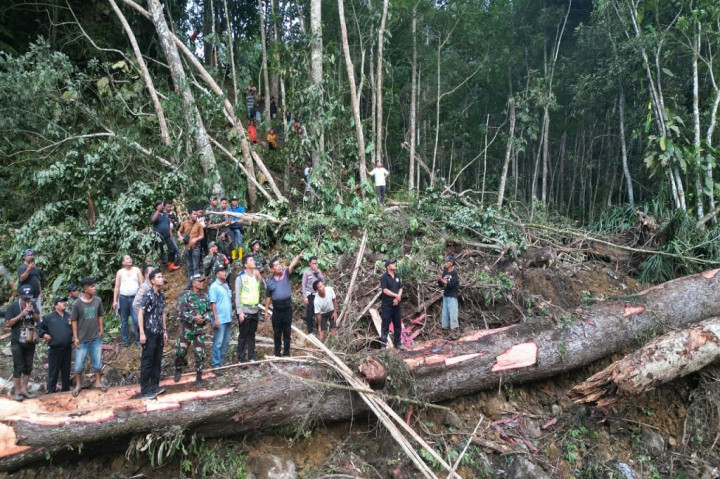 Akibat peristiwa longsor tersebut, dua orang petugas Swadaya Air Masyarakat (SAM) tertimbun longsor. Kedua korban tersebut bernama Jan Rukun Saragih (38) dan Jelmin Saragih (56) warga Durian Banggal.