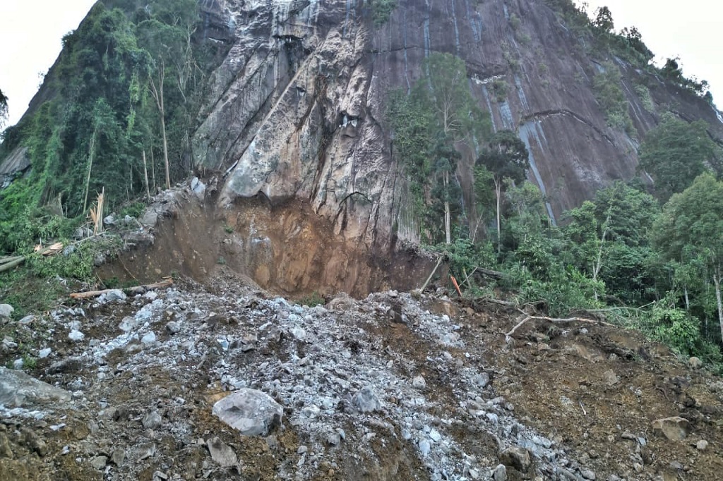 Longsor yang terjadi pada hari Minggu, sekitar pukul 11:00 WIB berada di sekitar Bukit Simarsolpa Nagori Durian Banggal, Kecamatan Raya Kahean pasca diguyur hujan.