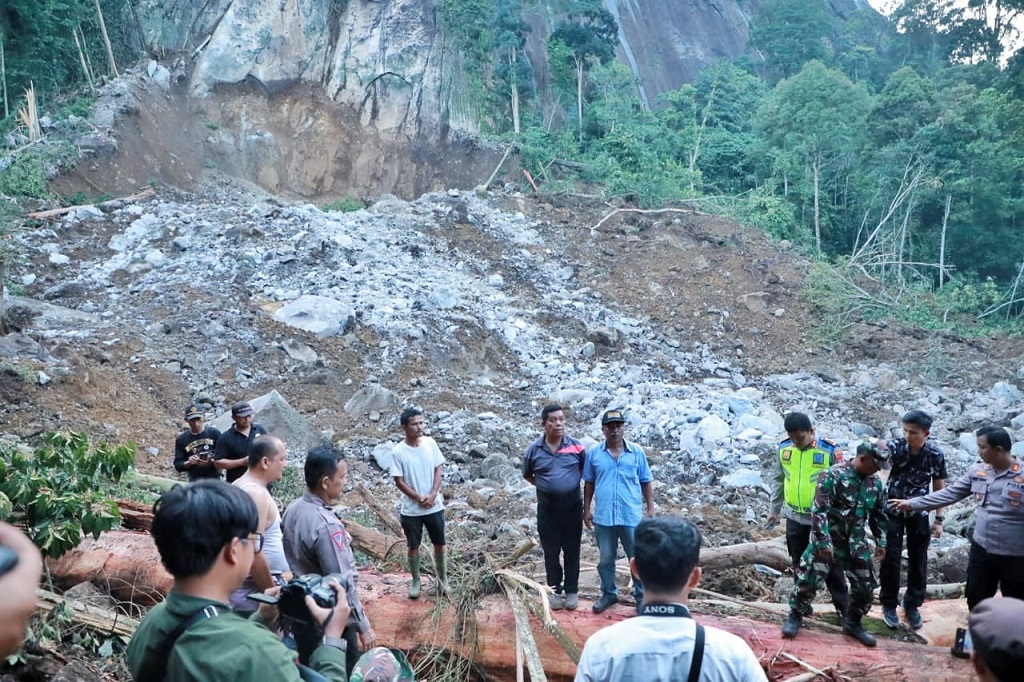 Bupati Simalungun Radiapoh Hasiholan Sinaga bersama Kapolres AKBP Ronald FC Sipayung, melakukan gerak cepat meninjau longsor yang terjadi di Kecamatan Raya Kahean, Simalungun, Sumatra Utara, Minggu, 15 Oktober 2023.