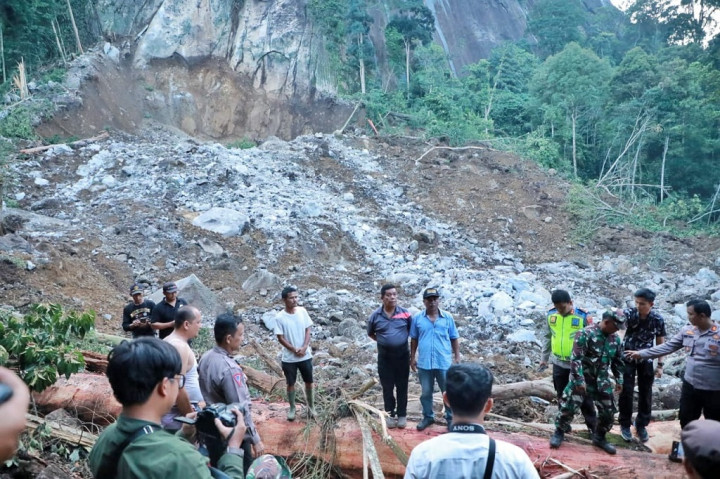 Bupati Simalungun Radiapoh Hasiholan Sinaga bersama Kapolres AKBP Ronald FC Sipayung, melakukan gerak cepat meninjau longsor yang terjadi di Kecamatan Raya Kahean, Simalungun, Sumatra Utara, Minggu, 15 Oktober 2023.