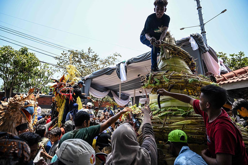 Legislator mengusulkan kearifan lokal berupa tradisi sedekah bumi yang rutin digelar setiap tahun di sejumlah kelurahan masuk agenda wisata khas Kota Surabaya, Jawa Timur.