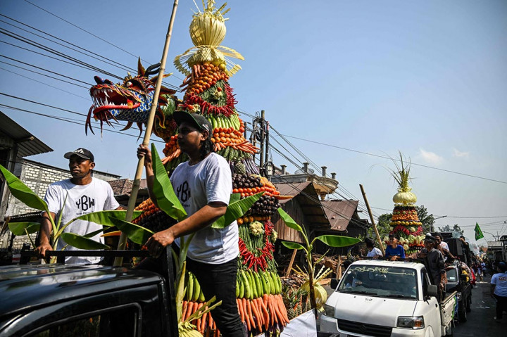 Arak-arakan ancak dan kesenian tradisional yang digelar oleh 12 RT di wilayah RW 04 Sambikerep ikut meramaikan acara sedekah bumi tahun ini.
