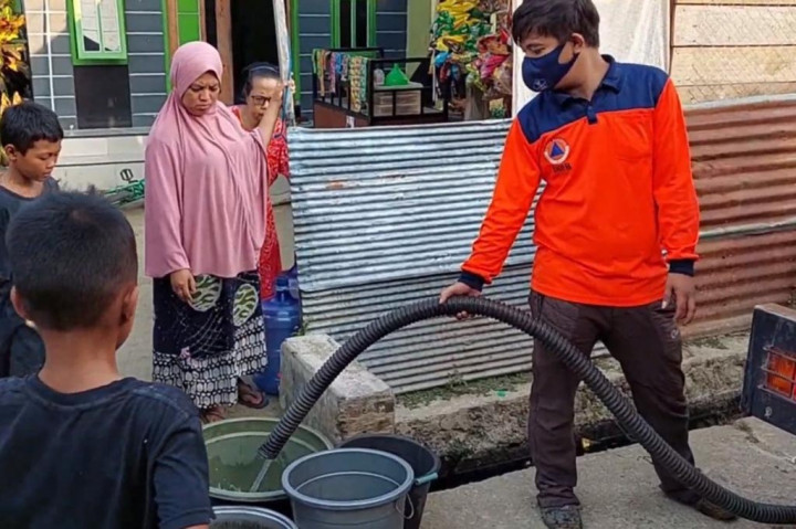 Memasuki puncak musim kemarau, warga Kabupaten Polewali Mandar, Sulawesi Barat, mengalami krisis air bersih setelah sumur warga mulai mengering akibat debit airnya mulai berkurang. Untuk mendapatkan air bersih, warga hanya mengandalkan bantuan air bersih dari BPBD setempat.