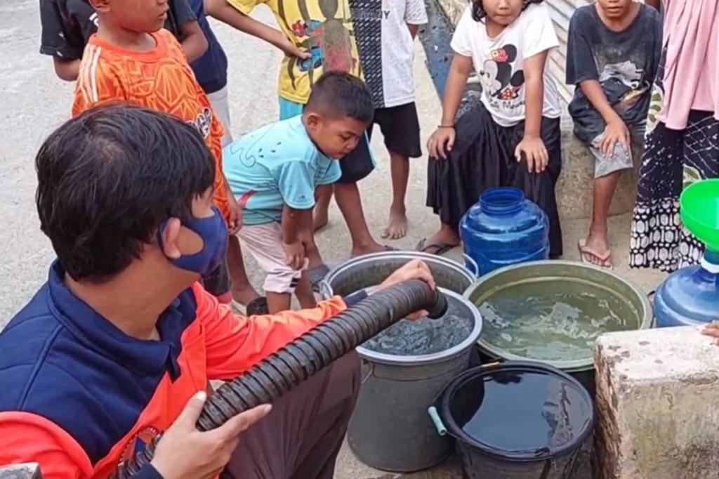 Bantuan air bersih yang disalurkan oleh Badan Penanggulangan Bencana Daerah Kabupaten Polewali Mandar, Sulawesi Barat, Senin, 16 Oktober 2023, langsung diserbu oleh warga Pande Bassi, Kelurahan Sulawatang, Kecamatan Polewali. Warga sangat antusias menunggu didepan rumah mereka dengan menyiapkan berbagai wadah seperti galon, ember, baskom, jerigen untuk mengambil air bersih yang didistribusikan oleh BPBD setempat.