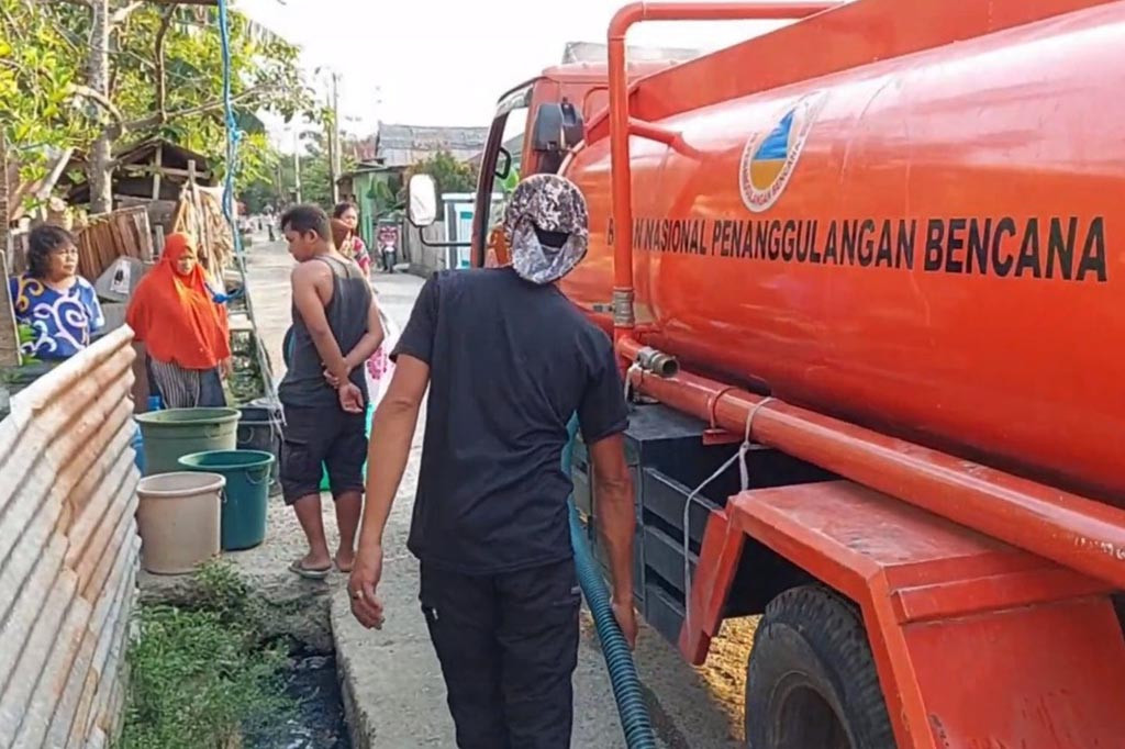 Untuk mengatasi krisis air bersih, Badan Penanggulangan Bencana Daerah Kabupaten Polewali Mandar, mendistribusikan bantuan air bersih kepada warga yang berada di wilayah yang terdampak kekeringan. Sebanyak satu unit armada mobil tangki yang berkapasitas 3.500 liter air dikerahkan ke wilayah tersebut untuk pembagian air bersih.