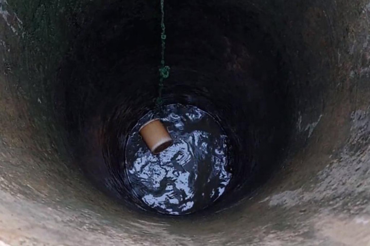 Menurut warga, kondisi kekeringan ini sudah terjadi sejak tiga bulan terakhir saat memasuki musim kemarau. Selama ini warga hanya mengandalkan air sumur dan air PDAM, namun sejak kemarau, sumur warga mulai mengering akibat debit airnya berkurang.