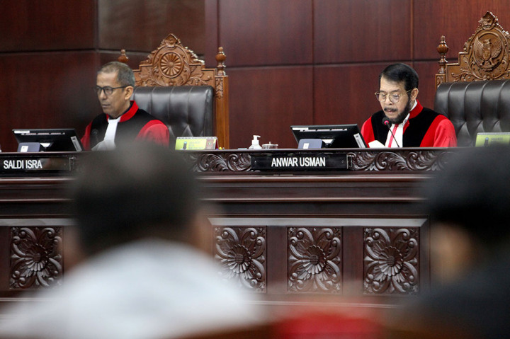 Mahkamah Konstitusi menolak uji materi Undang-Undang Nomor 7 Tahun 2017 tentang Pemilihan Umum mengenai batas usia calon presiden dan calon wakil presiden diubah menjadi berusia 40 tahun atau pernah berpengalaman sebagai penyelenggara negara.