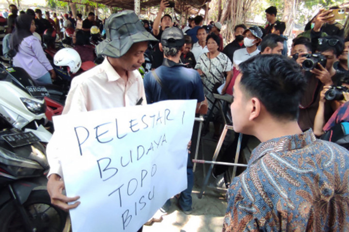 Ia juga tidak mau bicara banyak apakah putusan itu bisa menepis isu atas dirinya yang dipasangkan sebagai cawapresnya Prabowo Subianto.