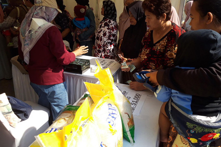 Warga khususnya ibu-ibu antusias membeli beras dengan antre secara tertib. Hal ini membuktikan stok pangan pokok penyumbang inflasi itu tidak langka.
