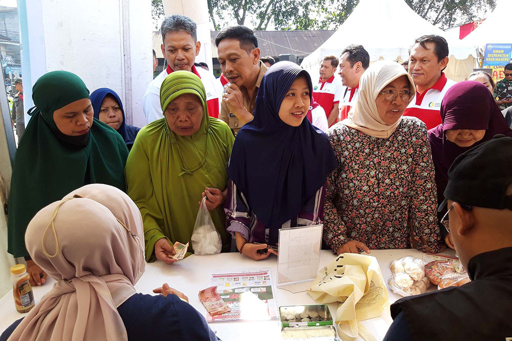 Beras menjadi komoditas paling laris dalam gerakan pangan murah di lapangan Kelurahan Merjosari, Kota Malang, Jawa Timur, Senin, 16 Oktober 2023. Sebanyak 6,35 ton beras yang dijual dengan harga di bawah pasar cepat ludes.