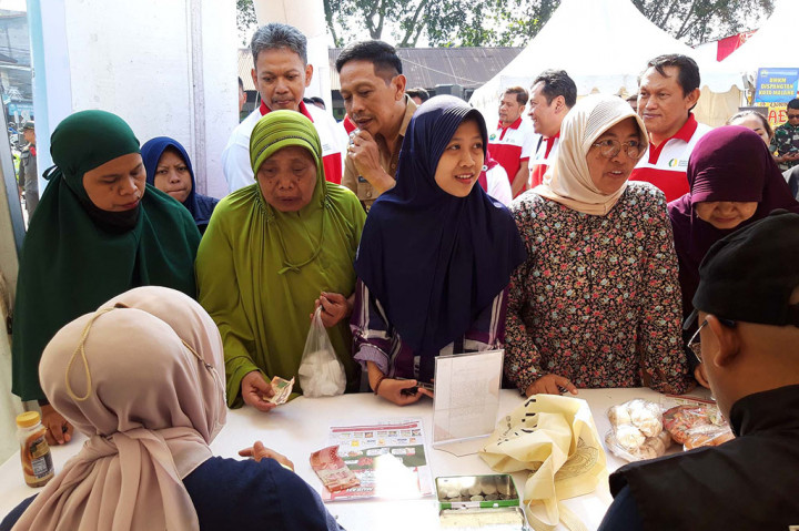 Beras menjadi komoditas paling laris dalam gerakan pangan murah di lapangan Kelurahan Merjosari, Kota Malang, Jawa Timur, Senin, 16 Oktober 2023. Sebanyak 6,35 ton beras yang dijual dengan harga di bawah pasar cepat ludes.