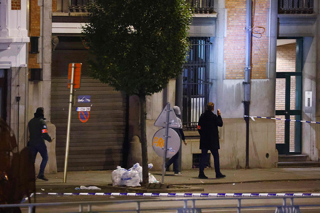 PM Belgia, Alexander De Croo, mengatakan penembakan itu ditujukan kepada warga Swedia -- serangan itu terjadi tepat sebelum pertandingan sepak bola Belgia-Swedia -- dan para pemimpin Eropa dengan cepat menyampaikan solidaritas mereka. Swedia menyatakan kehancurannya.