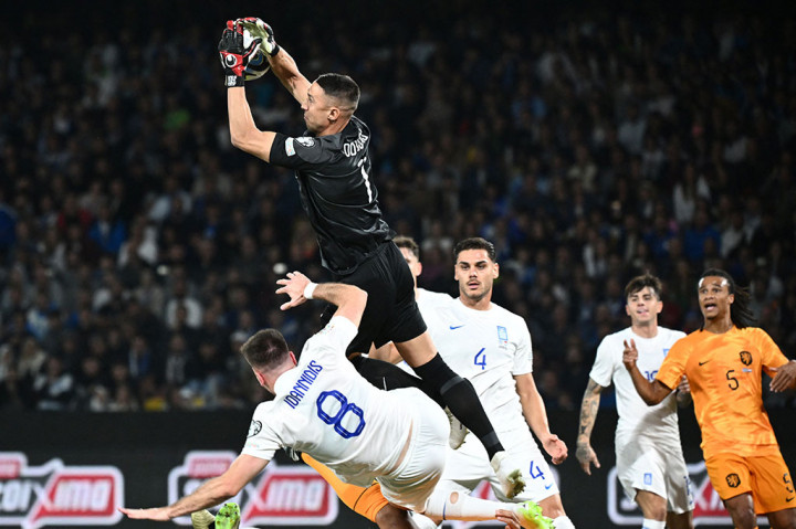 Meski bermain di kandang lawan, Belanda langsung mengambil inisiatif menyerang serta berusaha membongkar lini pertahanan Yunani. Sejumlah peluang tercipta namun tidak ada yang berbuah gol. Skor 0-0 bertahan hingga jeda.