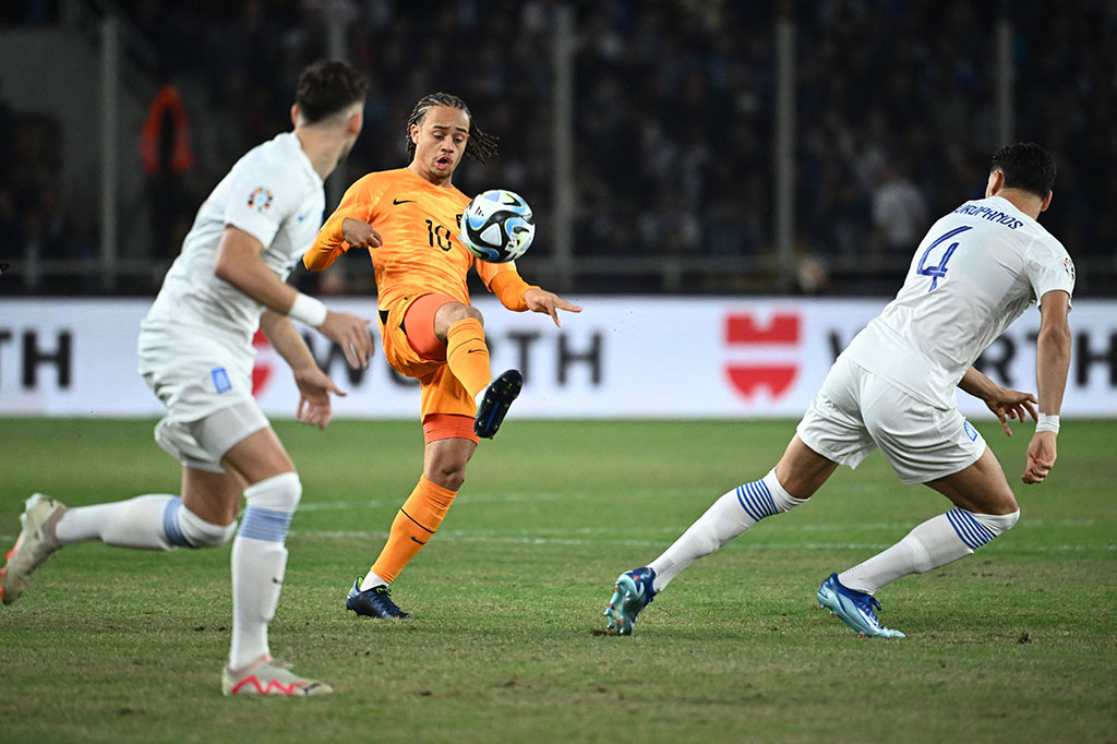 Gelandang muda Xavi Simons memiliki peluang, namun kali ini tendangan pemain RB Leipzig tersebut masih menyamping dari gawang.