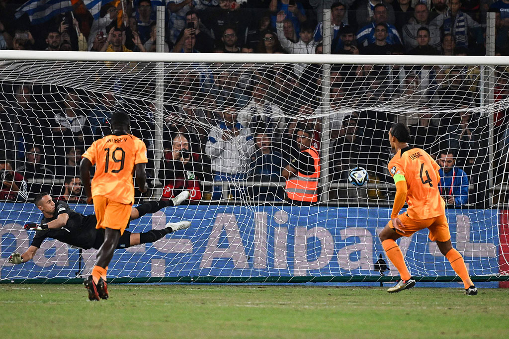 Belanda mendapatkan tendangan penalti kedua setelah Denzel Dumfries dilanggar Vangelis Pavlidis di kotak terlarang. Virgil Van Dijk yang maju sebagai algojo sukses melaksanakan tugasnya dengan baik. Skor 1-0 bertahan hingga laga usai.