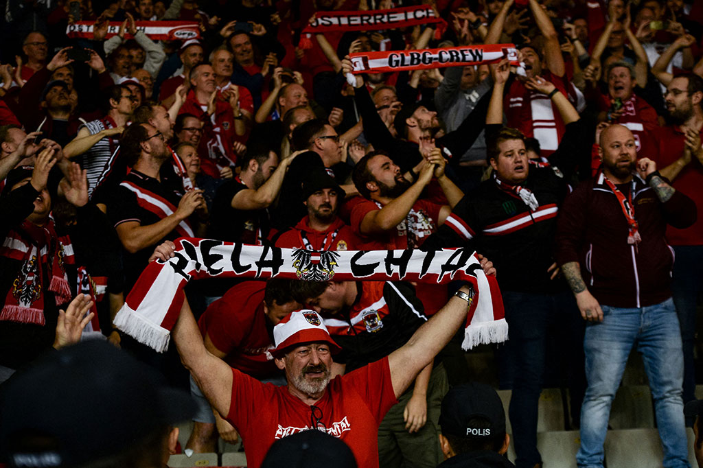 Kini Austria menempati peringkat kedua klasemen sementara Grup F dengan 16 poin dari tujuh pertandingan, sedangkan Azerbaijan berada di posisi keempat dengan empat poin dari enam laga. 