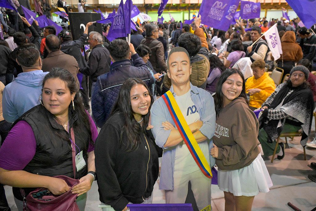 Ia menjadi selebritas kecil di internet menjelang pemilu hari Minggu ketika video yang menunjukkan warga berpose dengan karton seukuran manusia 'Noboas' -- yang dicetak untuk kampanye -- muncul di pesta-pesta di rumah, naik bus, atau bermalas-malasan menjadi viral.