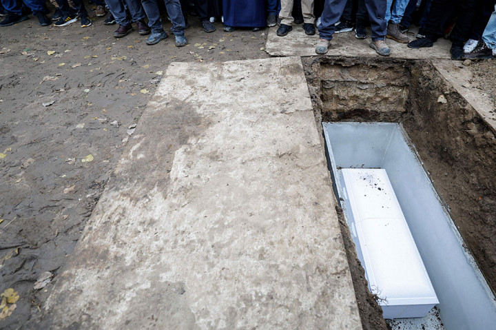 Kantor Sheriff Wilayah Bagian Will mengatakan, berdasarkan pemeriksaan ahli patologi forensik, bocah itu ditusuk sebanyak 26 kali di sekujur tubuhnya.