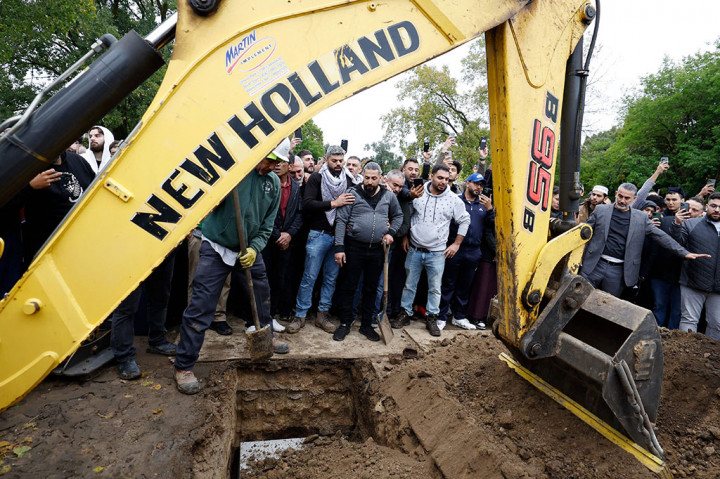 Ibunya yang berusia 32 tahun menderita lebih dari selusin luka tusuk. Dia sedang dalam masa pemulihan dan diharapkan dapat bertahan hidup.