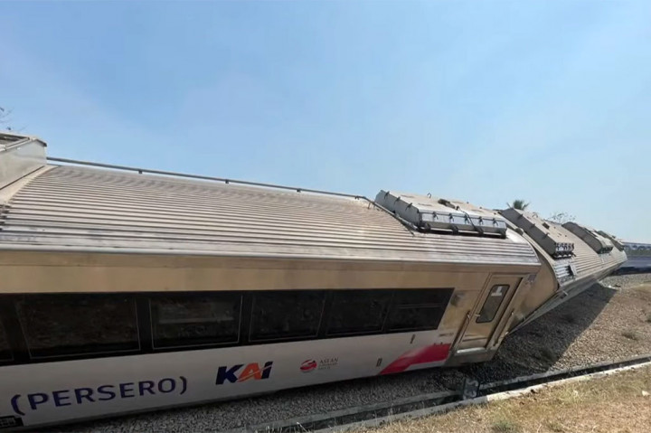 Beberapa gerbong rangkaian Kereta Api Argo Semeru rute Stasiun Gubeng Surabaya-Stasiun Gambir Jakarta tergelincir di wilayah Wates, Kulonprogo, Yogyakarta, Selasa, 17 Oktober 2023.